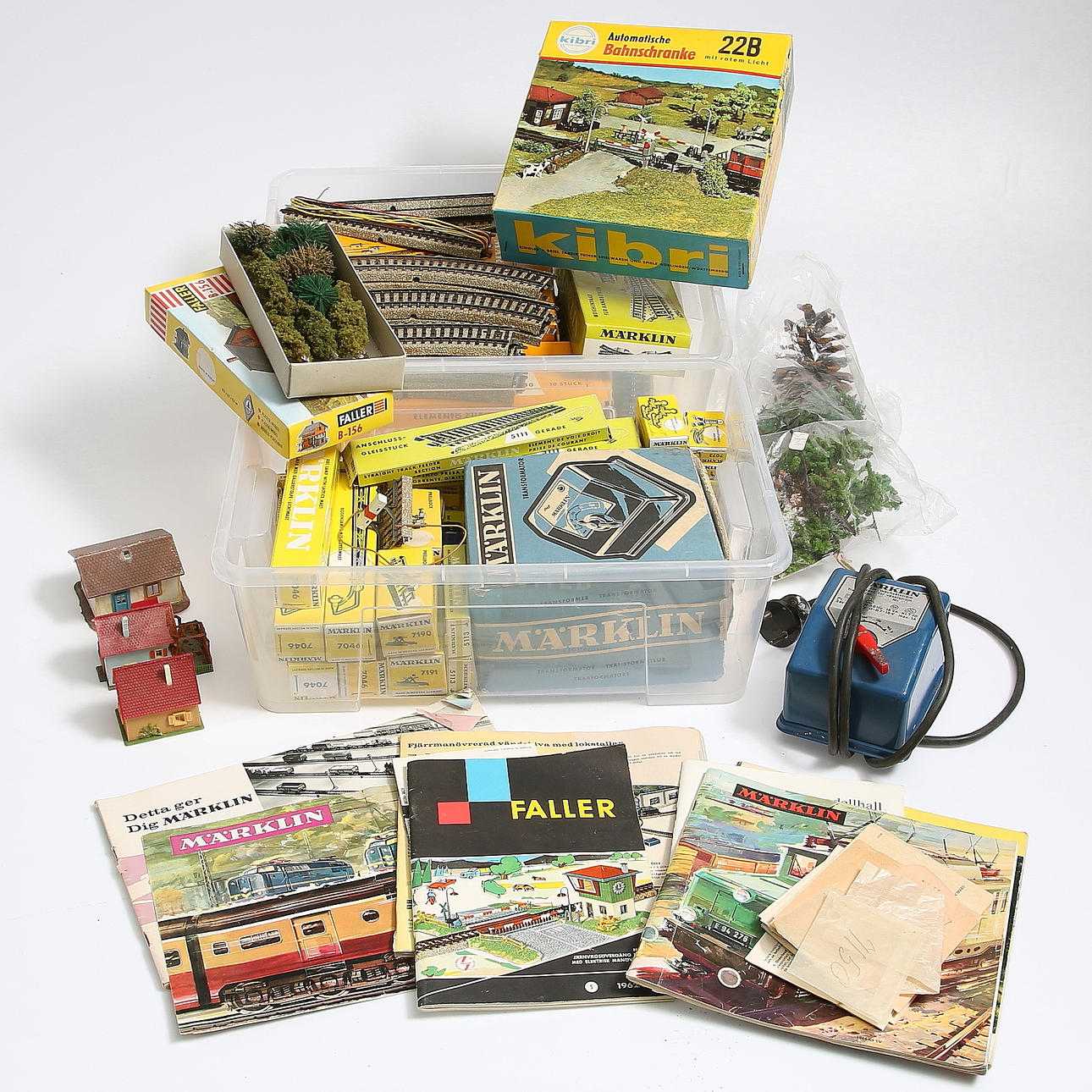 MODELLTÅG, Märklin, räls, växlar och tillbehör.