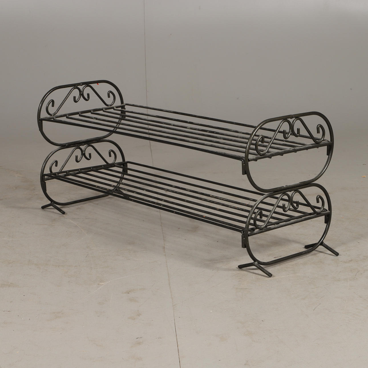 SKOSTÄLL, svartmålad smide.