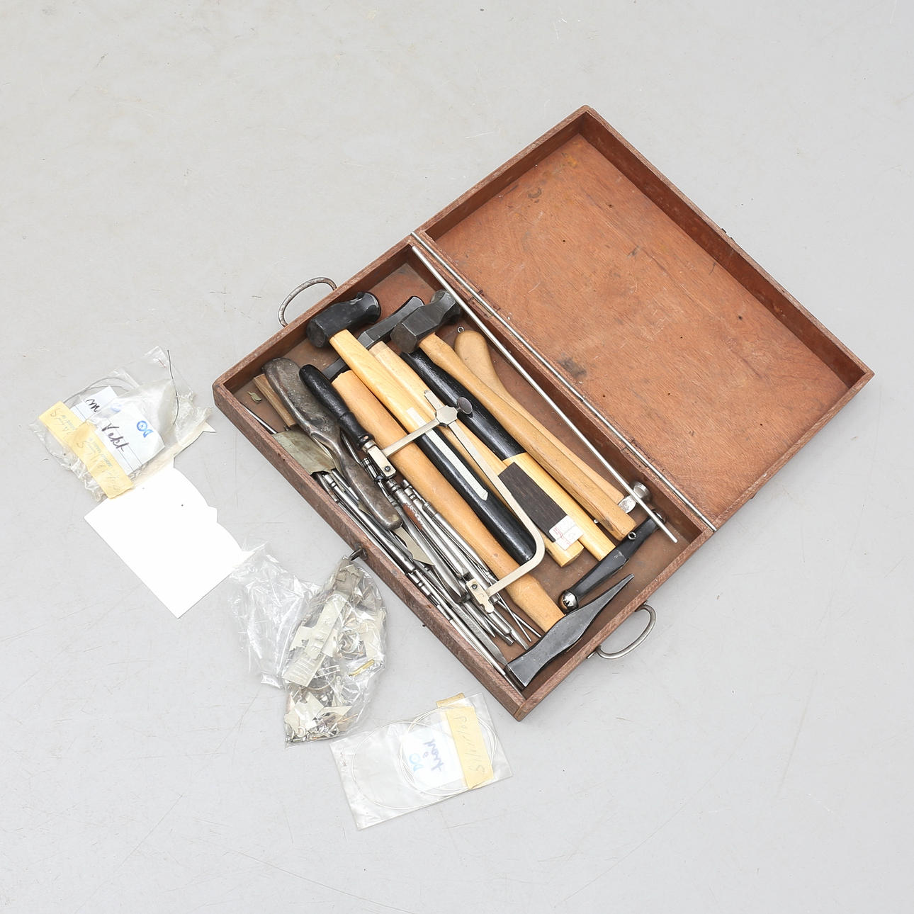 VERKTYGSLÅDA för metallsmide, 1900/2000-tal.