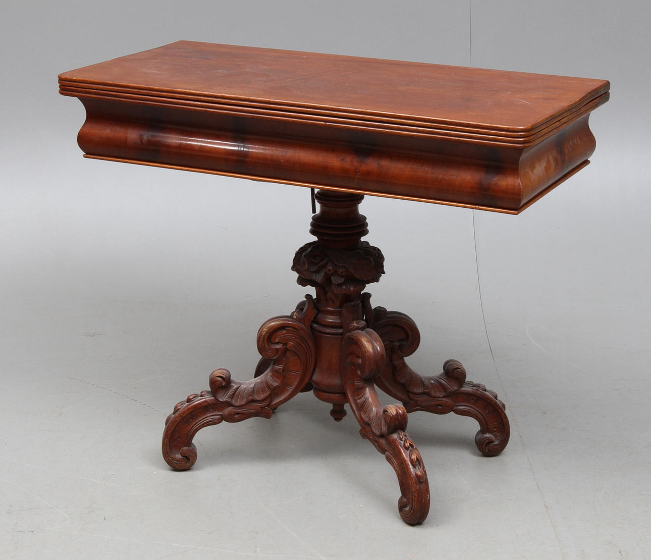 SPELBORD, skuren dekor, 1800-talets slut.