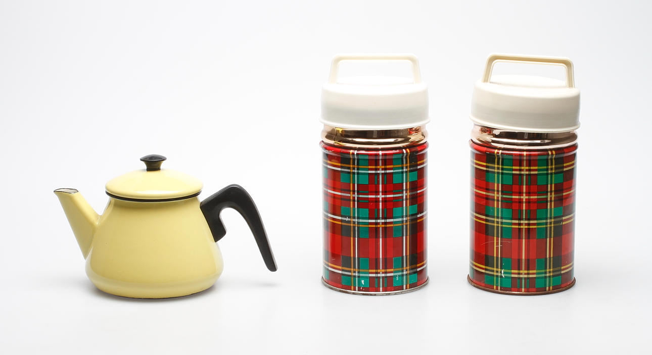 KANNA, Kockums, gul och svart emalj samt MATTERMOSAR, 2 st.