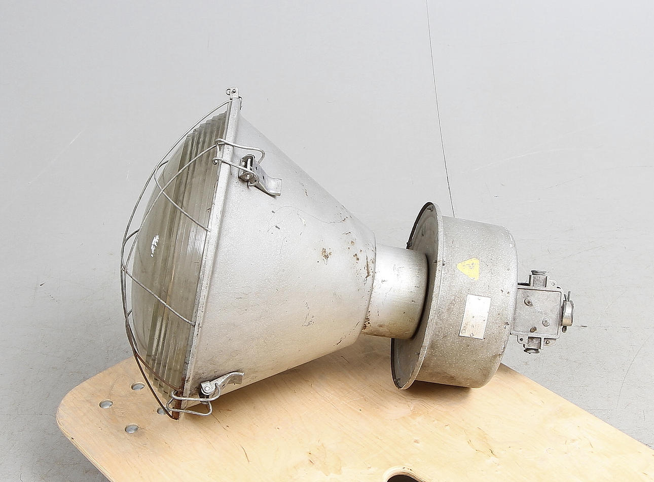 INDUSTRIBELYSNING, 1900-talets första hälft.