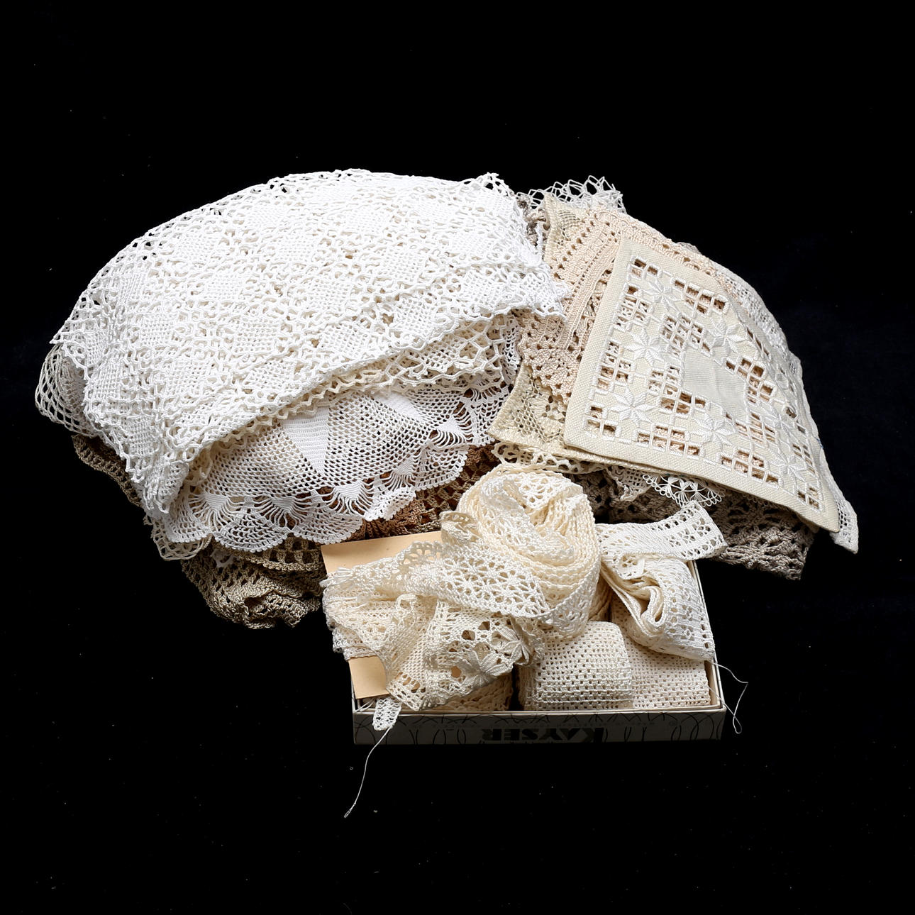 VIRKADE DUKAR samt SPETSAR, 1900-tal.