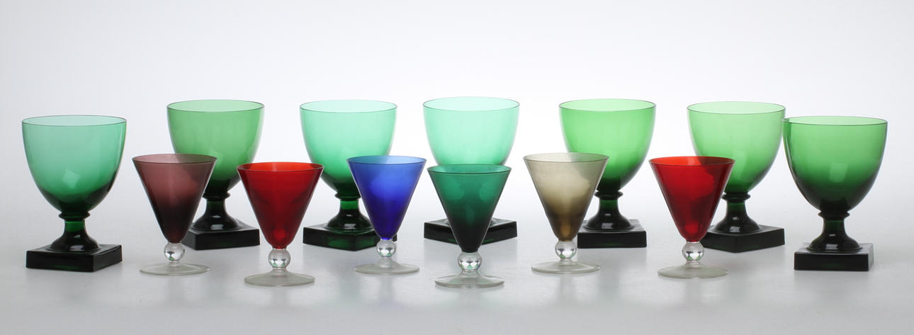 PARTI FÄRGAT GLAS, 13 delar, bland annat vinglas med fyrkantsfot, 1900-tal.