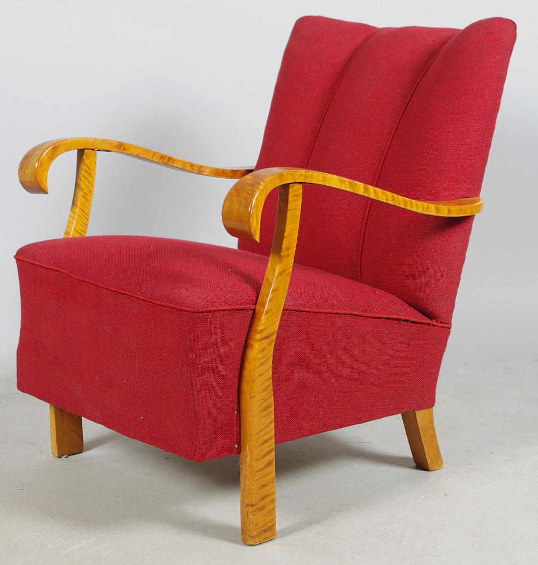 FÅTÖLJ, björk med röd klädsel.