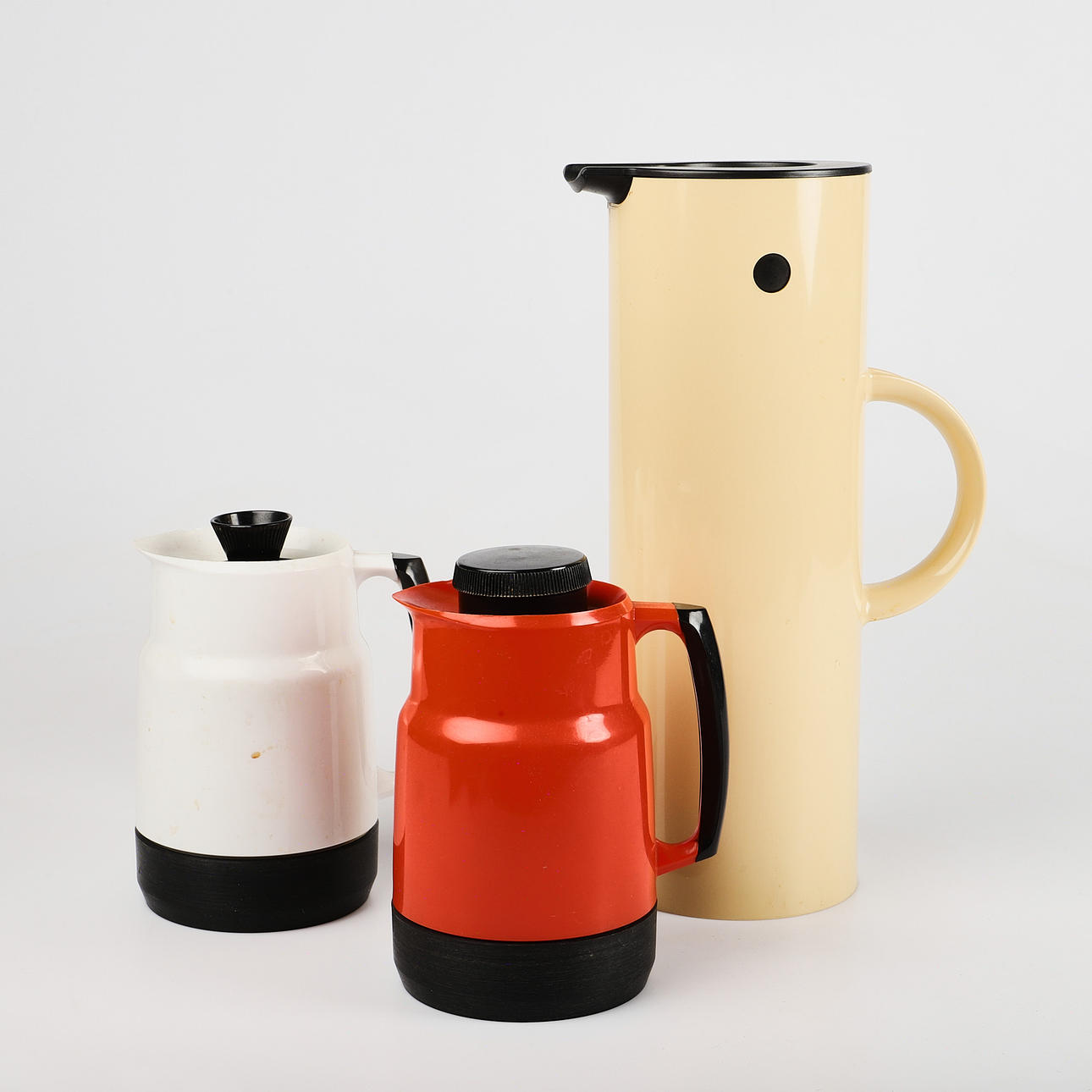 TERMOSKANNOR, 3 stycken, plast, 1900-talets andra hälft.