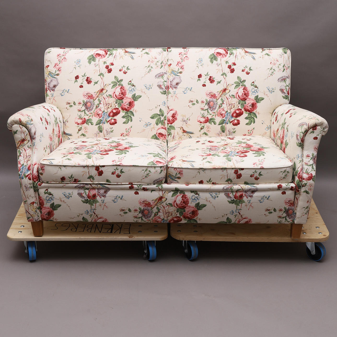 SOFFA, blommig klädsel.