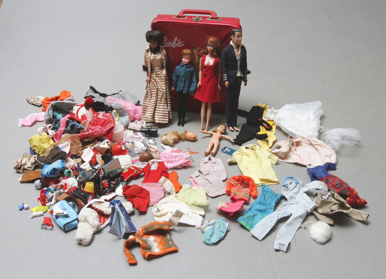 BARBIE och hennes vänner, 4 dockor och 3 extra huvuden, originalväska, originalkläder och ytterligar kläder. Tillbehör.