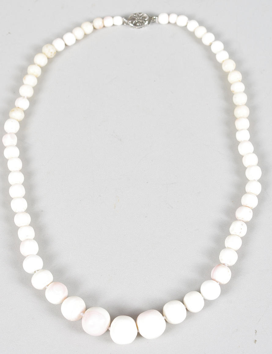 COLLIER, corall med silverlås.