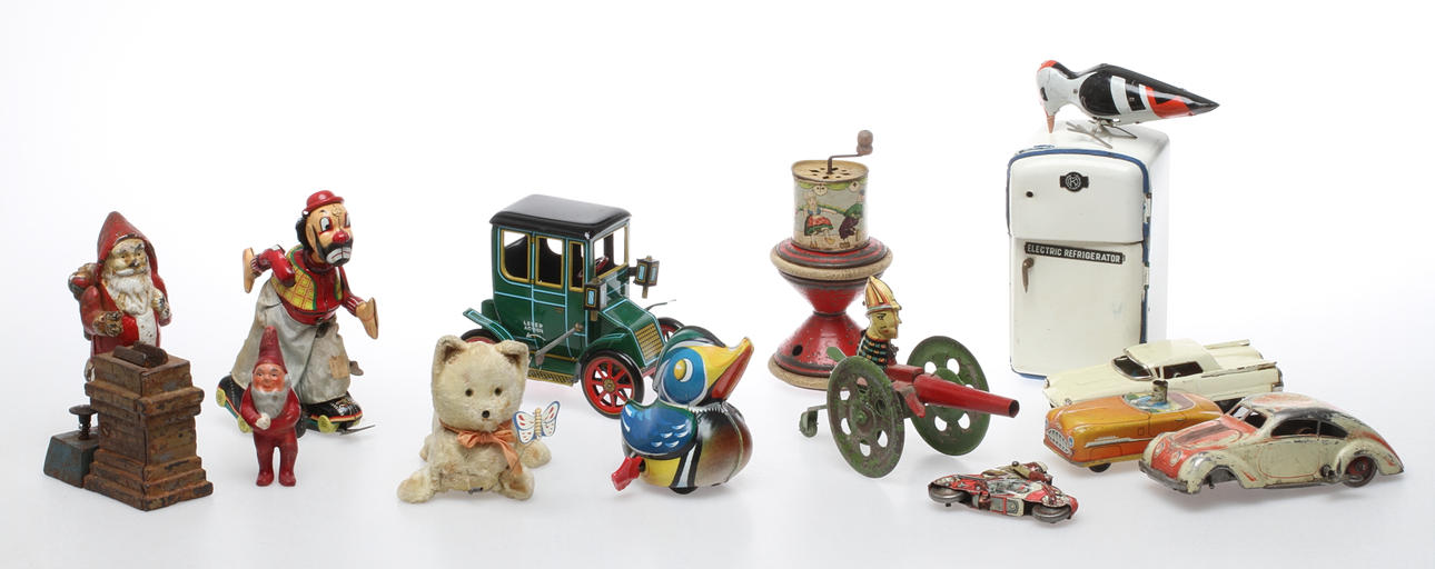 PLÅTLEKSAKER, TOMTE i gjutjärn med sparbössa, med mera.