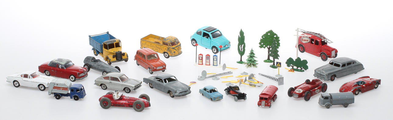 MODELLBILAR DINKY, MERCURY, LESNEY,CORGI med flera. Cirka 20 stycken.