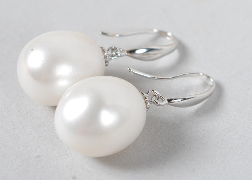 ÖRHÄNGEN, 1 par, sötvattenspärlor med förgyllt fäste.