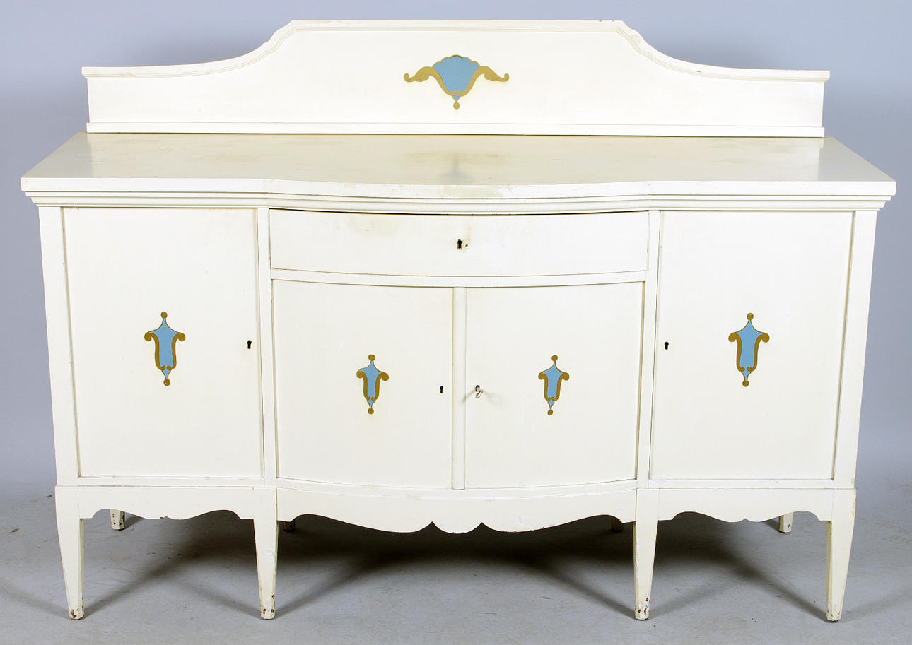 SKÄNK, vitmålad ek med dekorerade dörrar, 1900-talets första hälft.