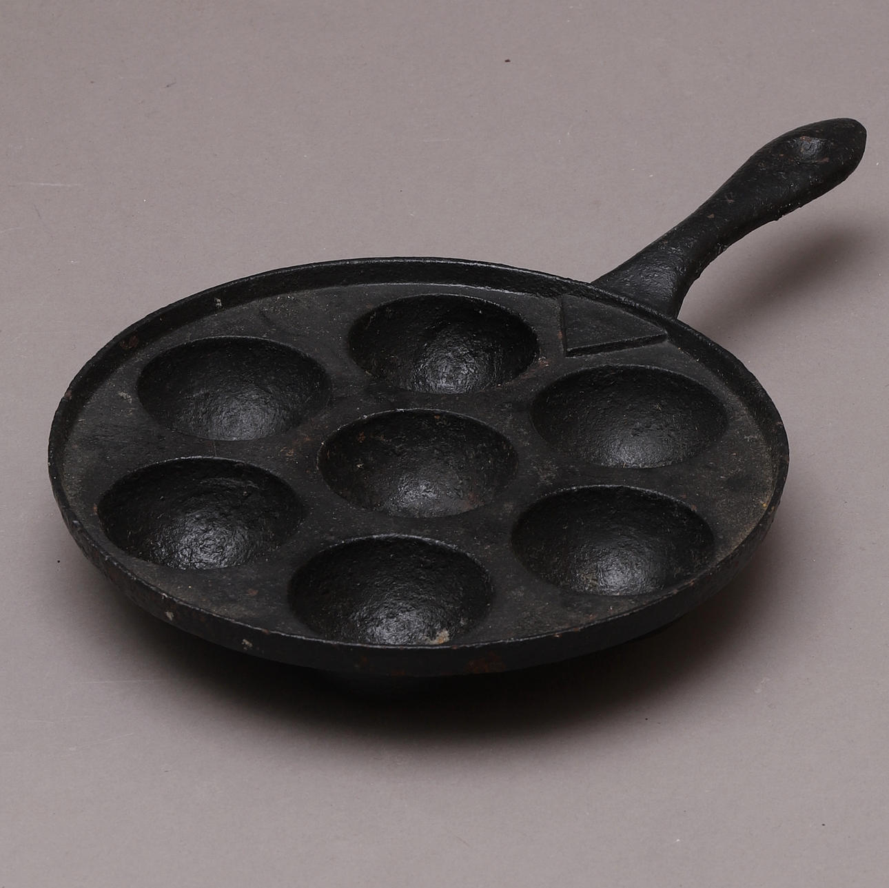 MUNKJÄRN, gjutjärn.