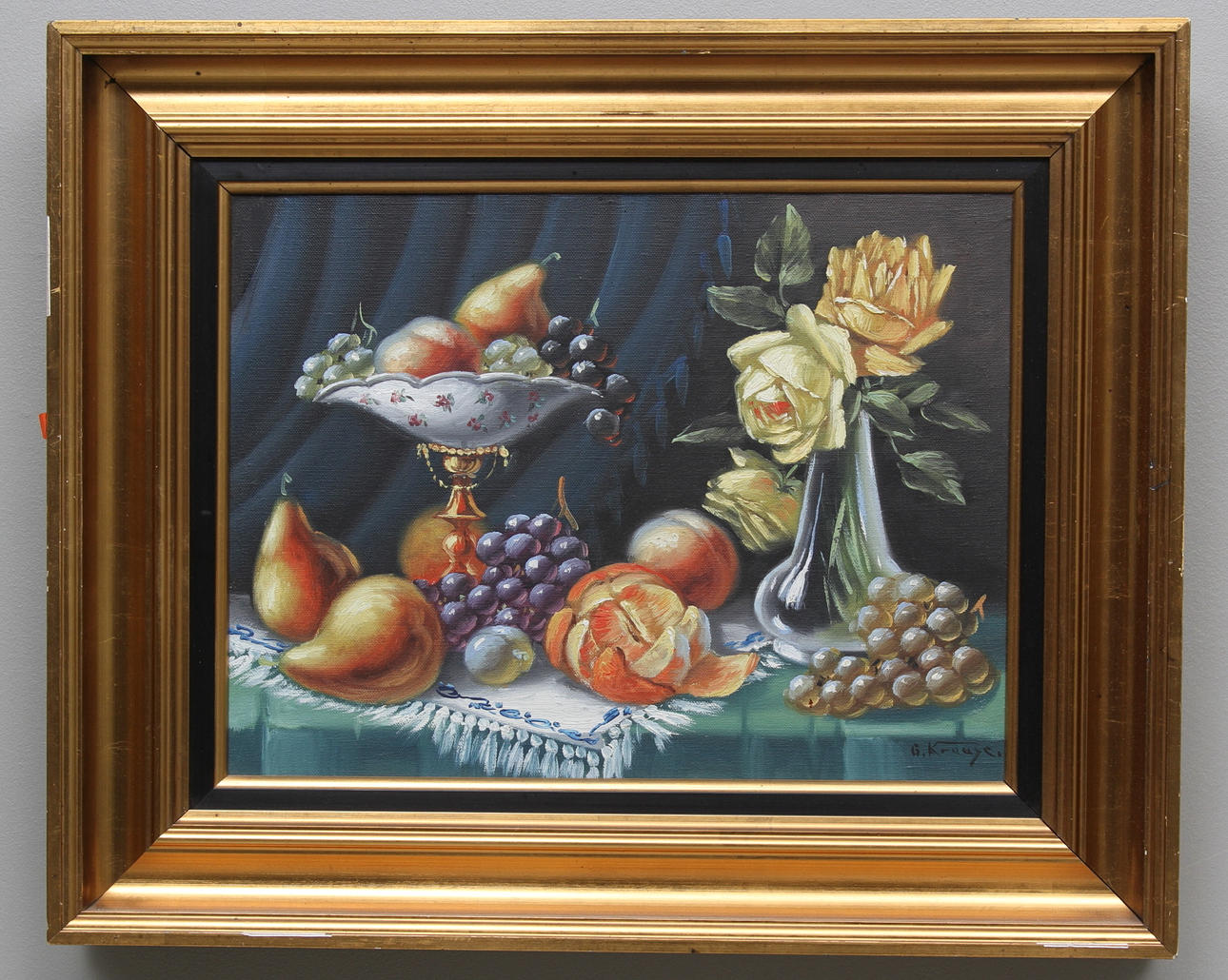 OKÄND KONSTNÄR. Stilleben med rosor, päron och vindruvor. Olja på duk. Signerad G. Krause.