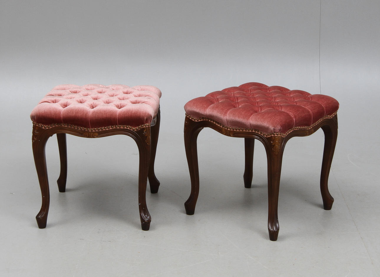 TABURETTER, ett par, rokokostil, 1900-talets andra hälft.