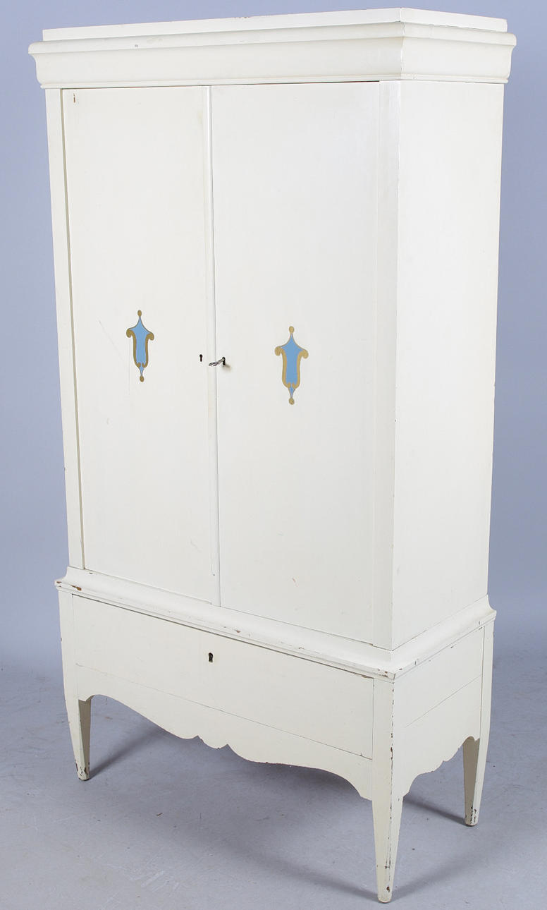 SKÅP, vitmålad ek med dekorerade dörrar, 1900-talets första hälft.