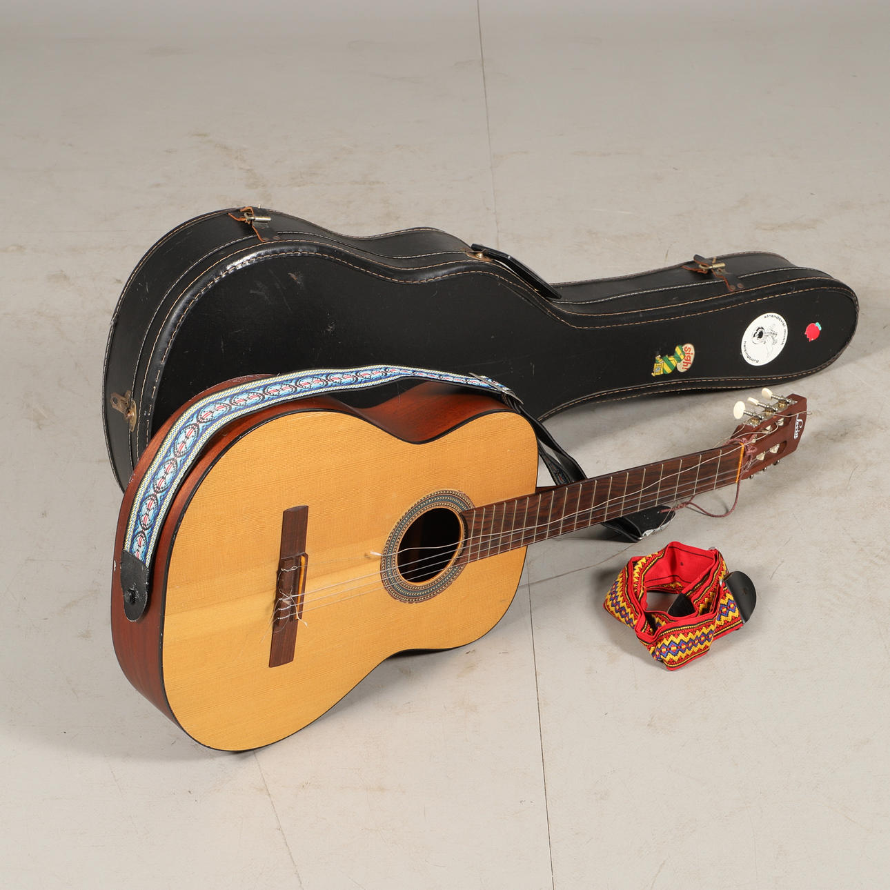 GITARR MED VÄSKA, Levin.