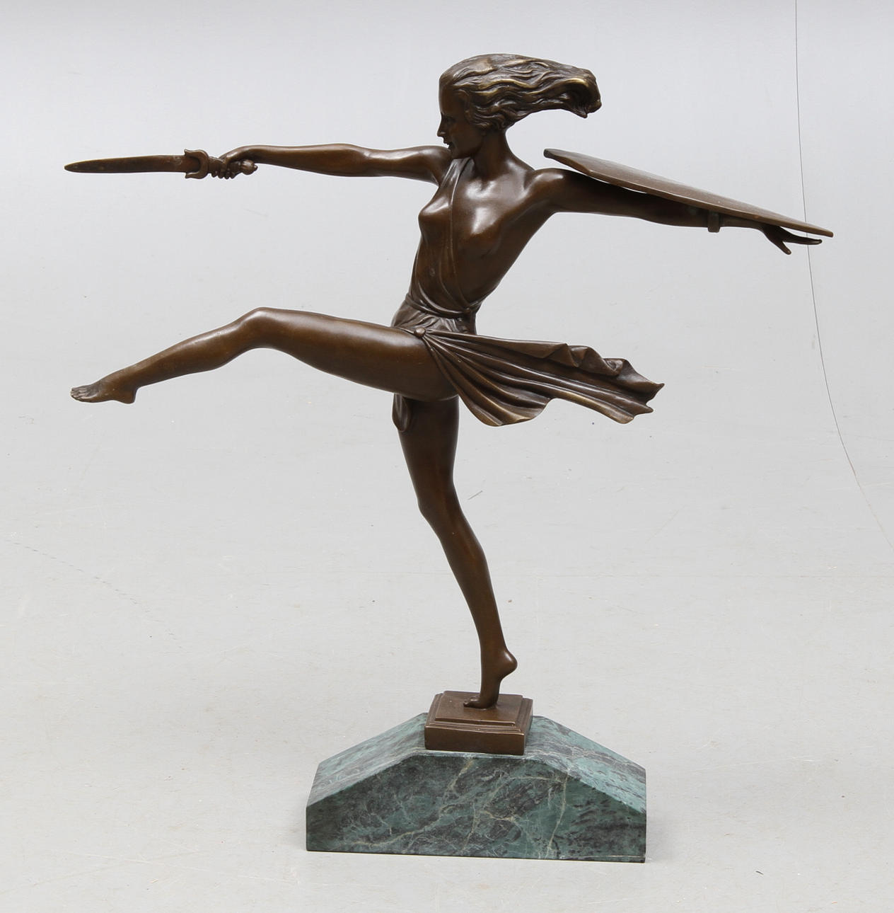 SKULPTUR, Kvinna, brons på stenstockel, 2000-tal.