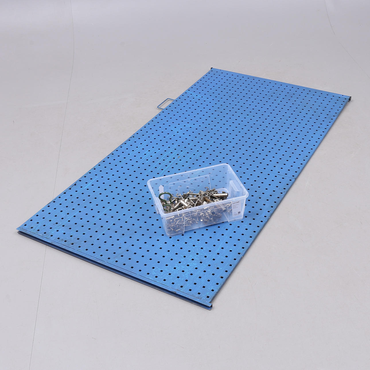 VERKTYGSTAVLA med KROKAR, lackerad plåt.