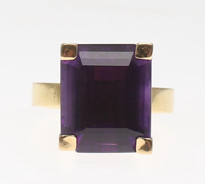 DAMRING i 18K gulguld besatt med ametyst från Afganistan.