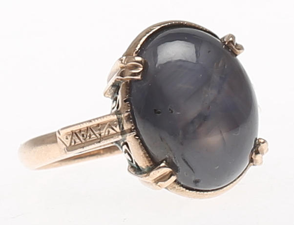 DAMRING i 14K gulguld besatt med grå safir med tydlig astersin.