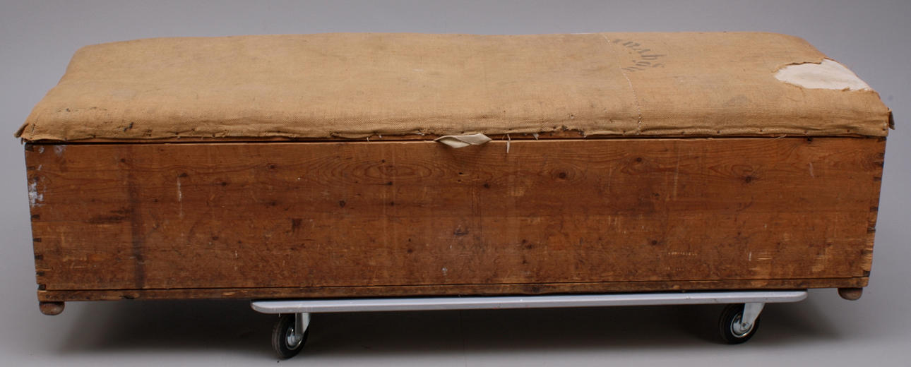 KISTBÄNK, furu, brännmärkt KARLWs, sekelskifte 18/1900-tal.