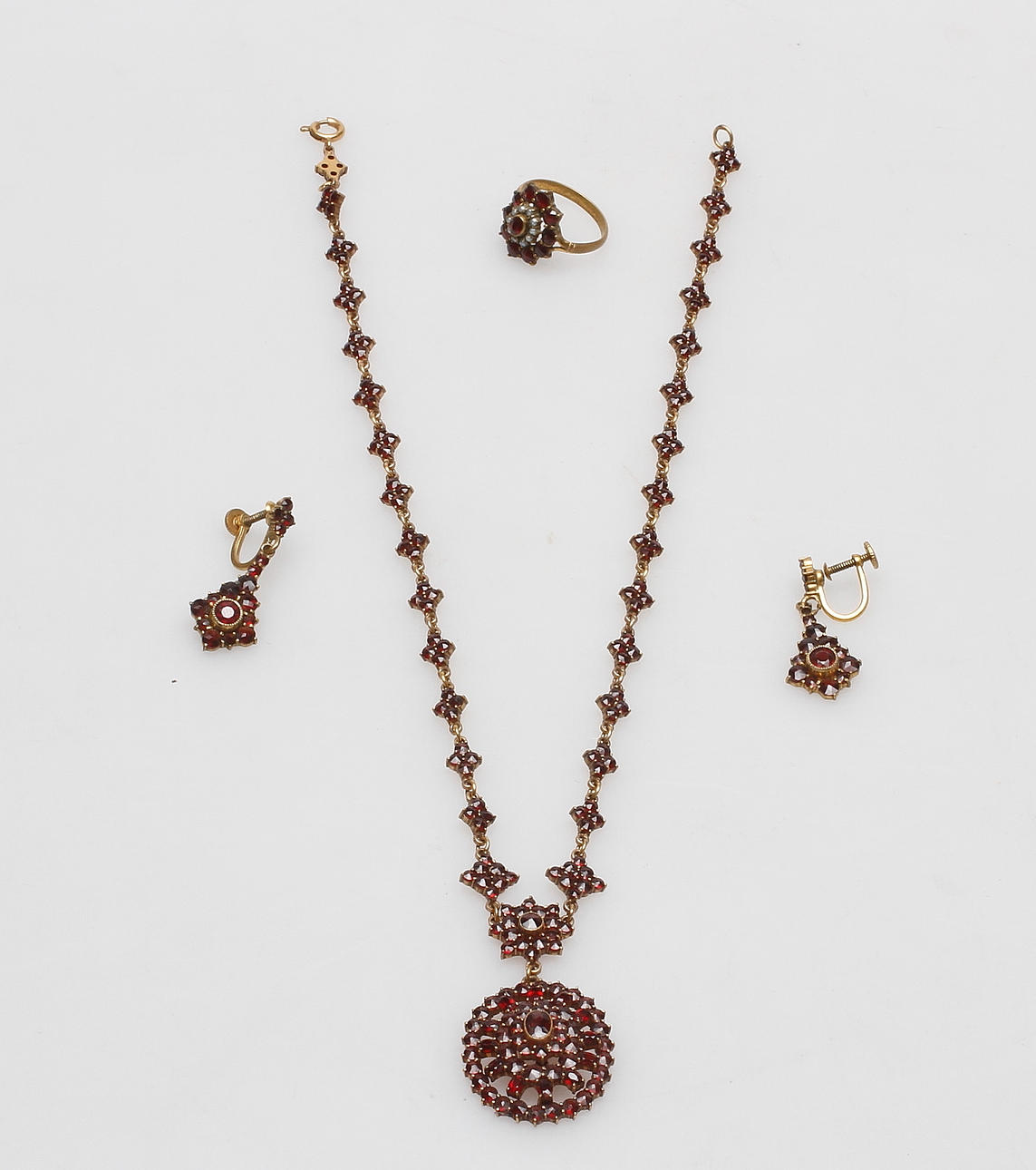 GRANATGARNITYR, 3 delar, 1900-tal.