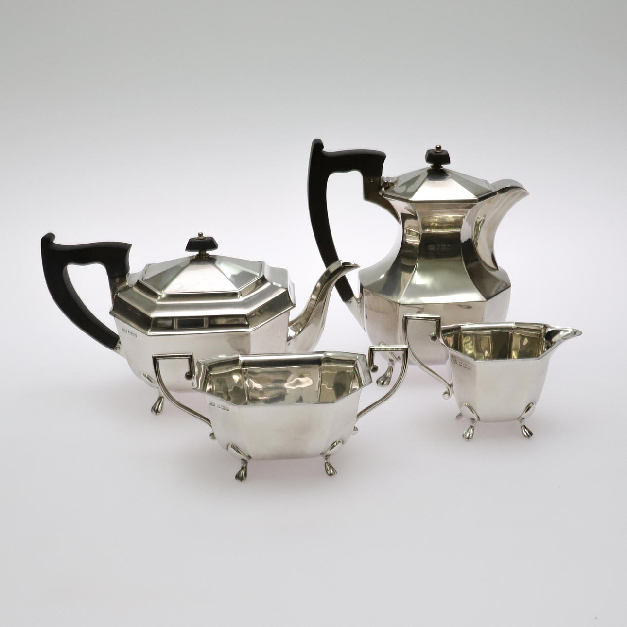 EIN VIERTEILIGES SILBERNES TEESERVICE IM ART-DECO-STIL.