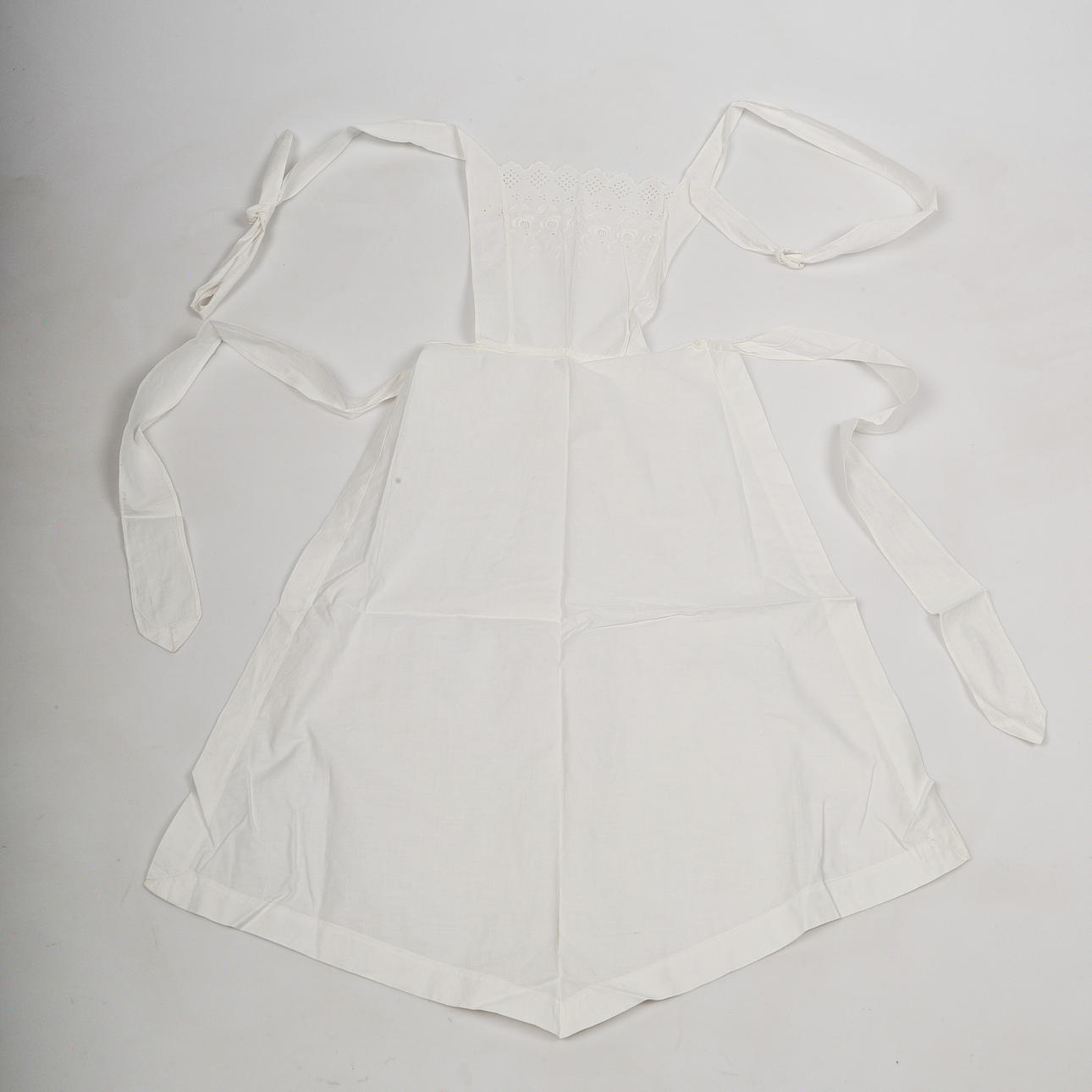 SERVERINGSFORKLÆDE, 10 stk., første del af det 20. århundrede.