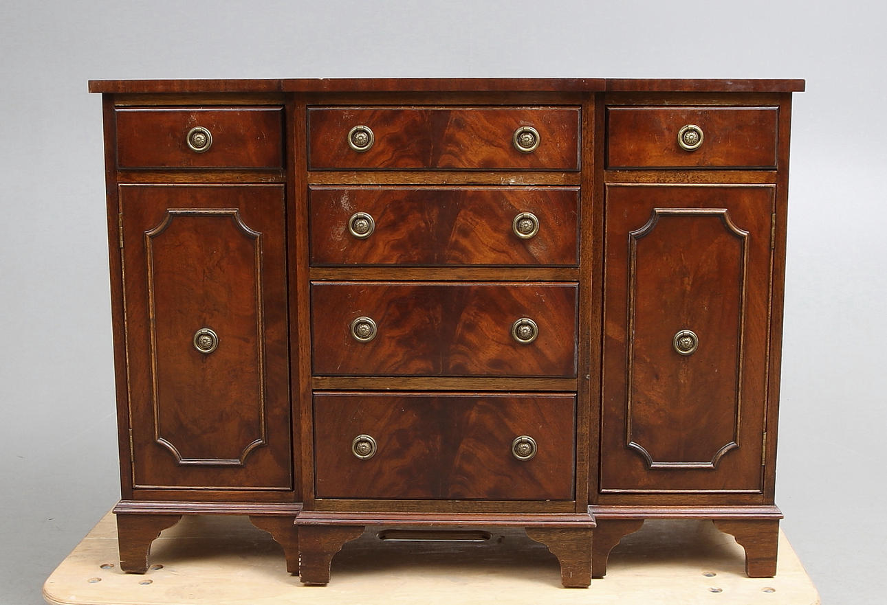 BYRÅ, engelsk-stil, 1900 talets andra hälft.