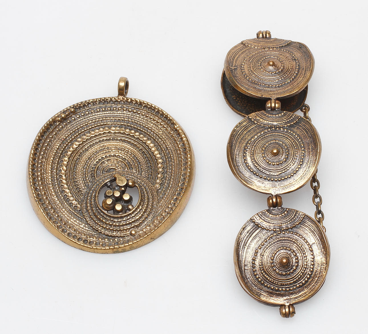 HALSBAND samt ARMBAND, brons, Jorma Laine, Finland.