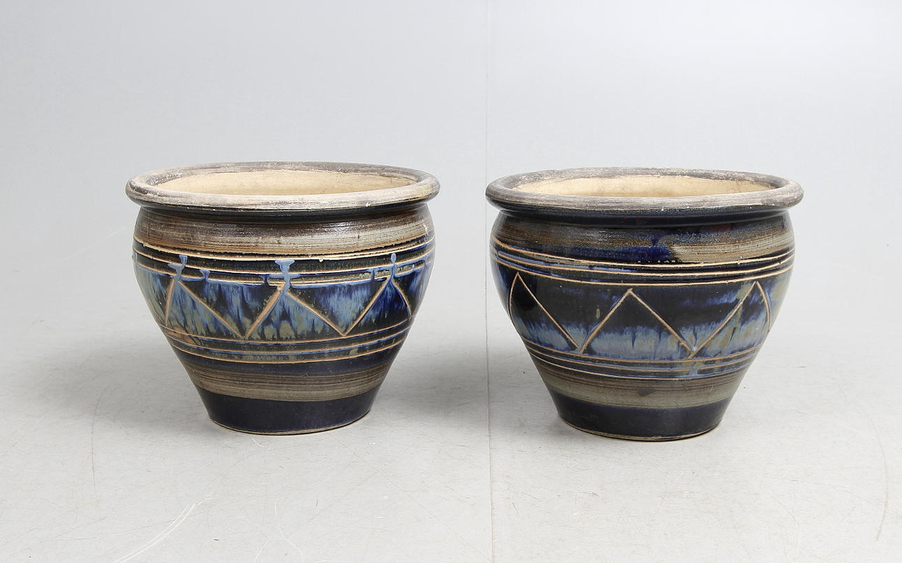 TRÄDGÅRDSURNOR, keramik, ett par, "Pot Ole", 1900/2000-tal.