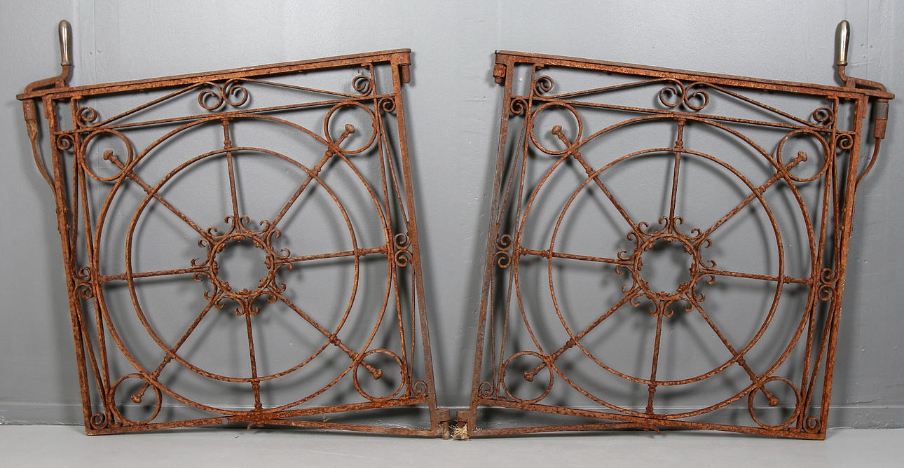 SOLGRINDAR, gjutjärn, 1800-talets andra kvartal.