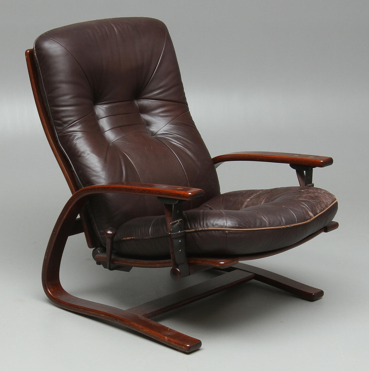 FÅTÖLJ med FOTPALL, brunt skinn, böjträ, 1900-talets slut.