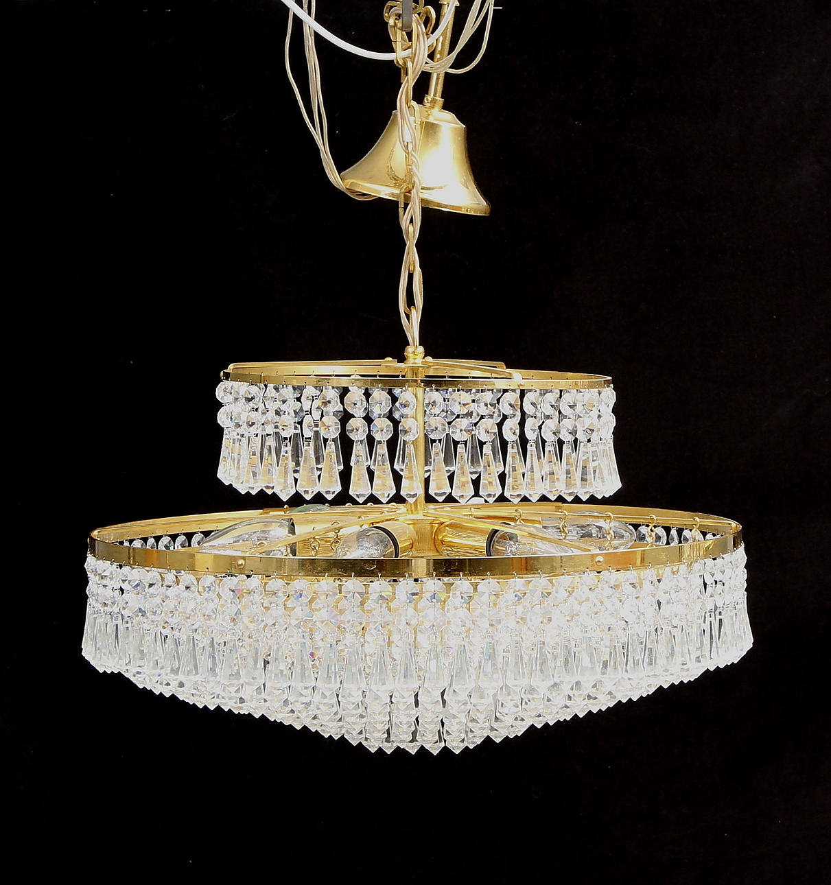 TAKLAMPA med prismor, 1900-tal. Höjd utan kedja 27 cm.