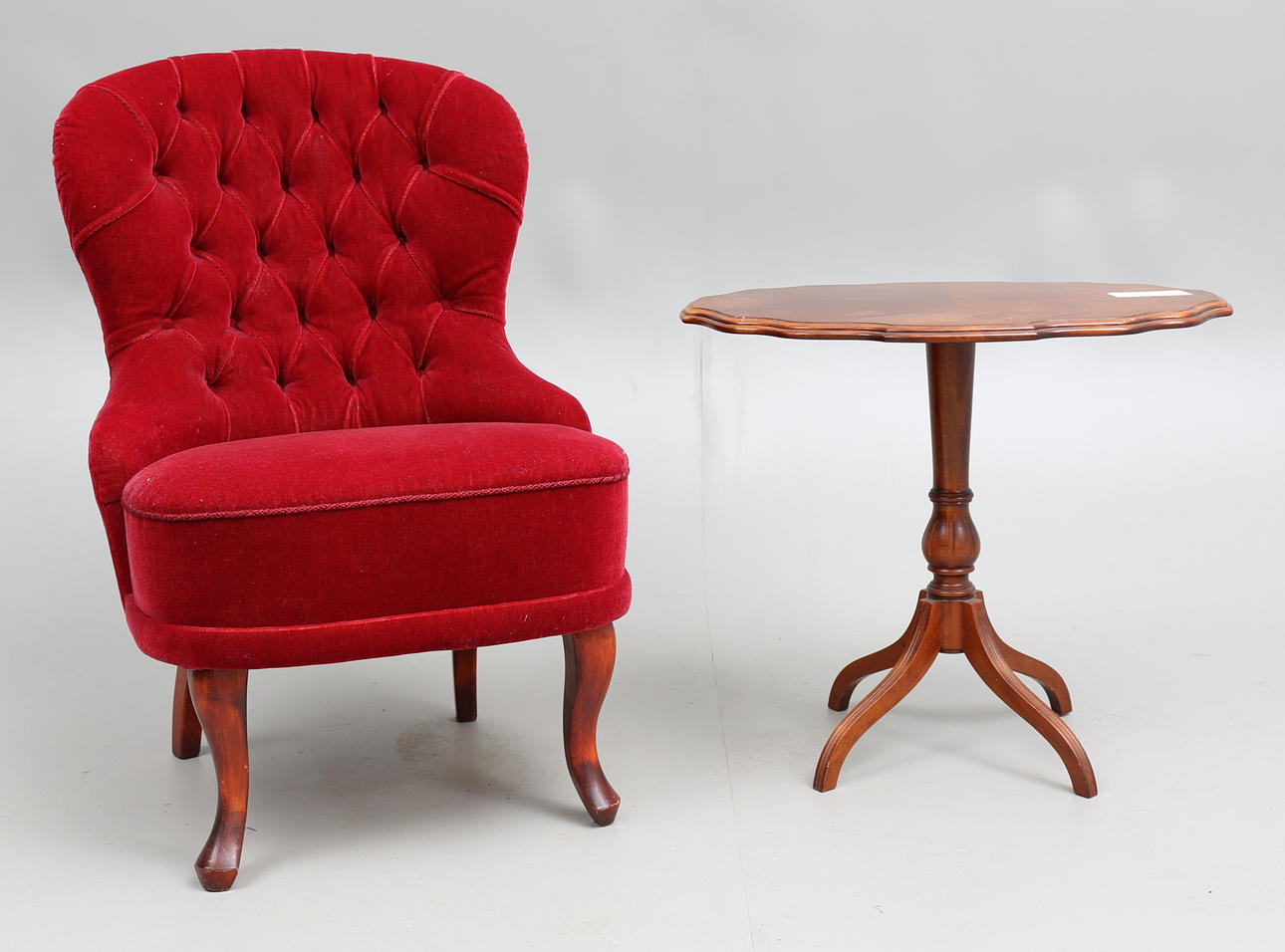 EMMAFÅTÖLJ samt PELARBORD, 1900-tal.