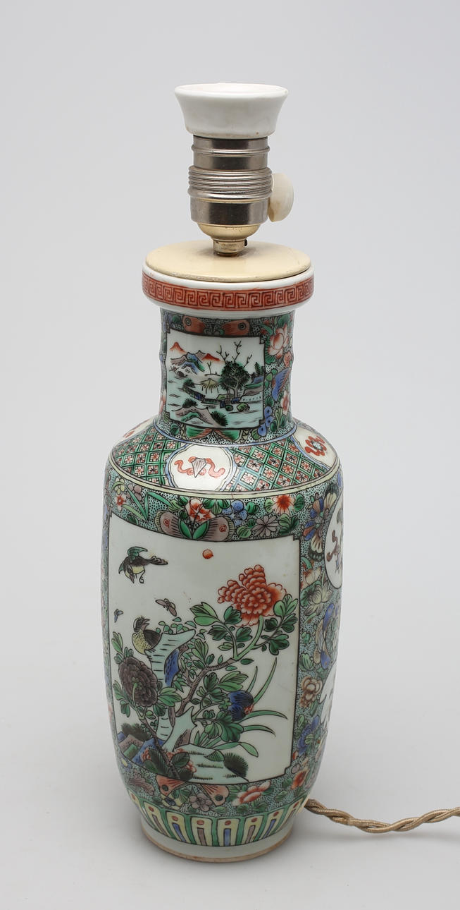 BORDSLAMPOR (2). Kinesiska, 1900-tal.