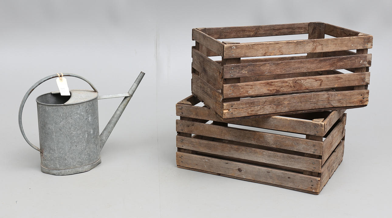 FRUKTLÅDOR, 2 st samt VATTENKANNA, zink.