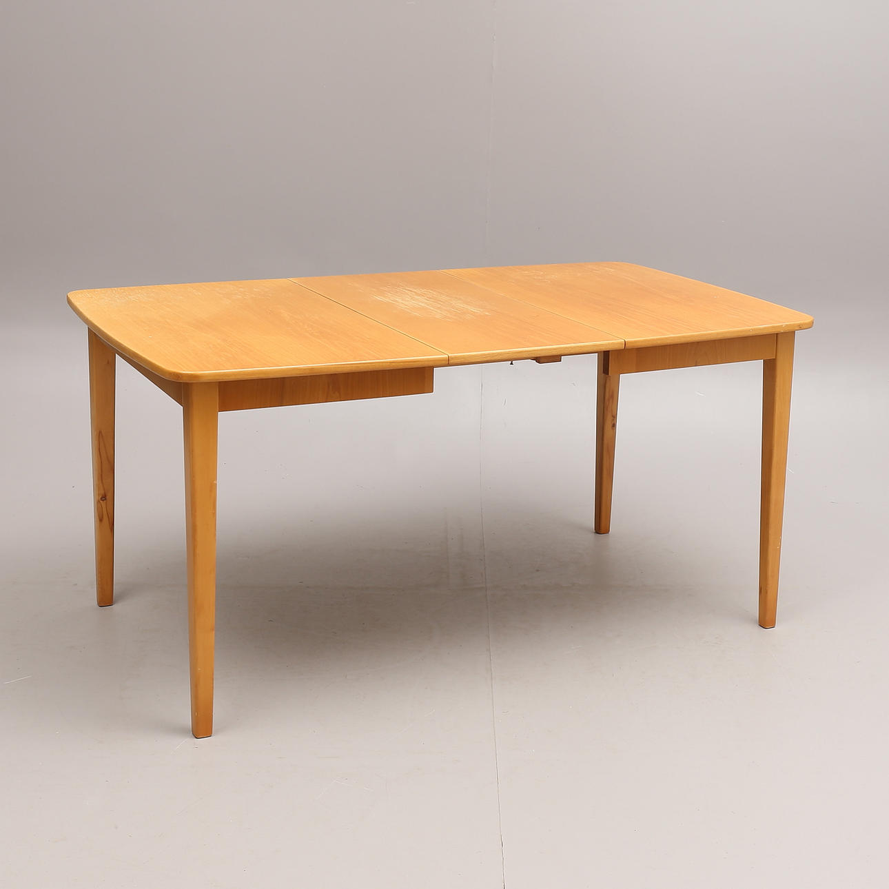 ESSTISCH mit Einsatz, helles Holz.