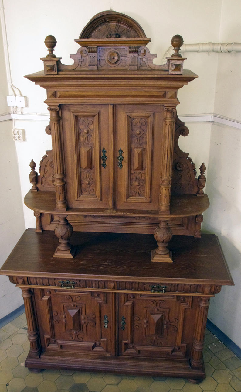 SALONGSSKÅP, ek, nyrenässans, rikligt skuret.