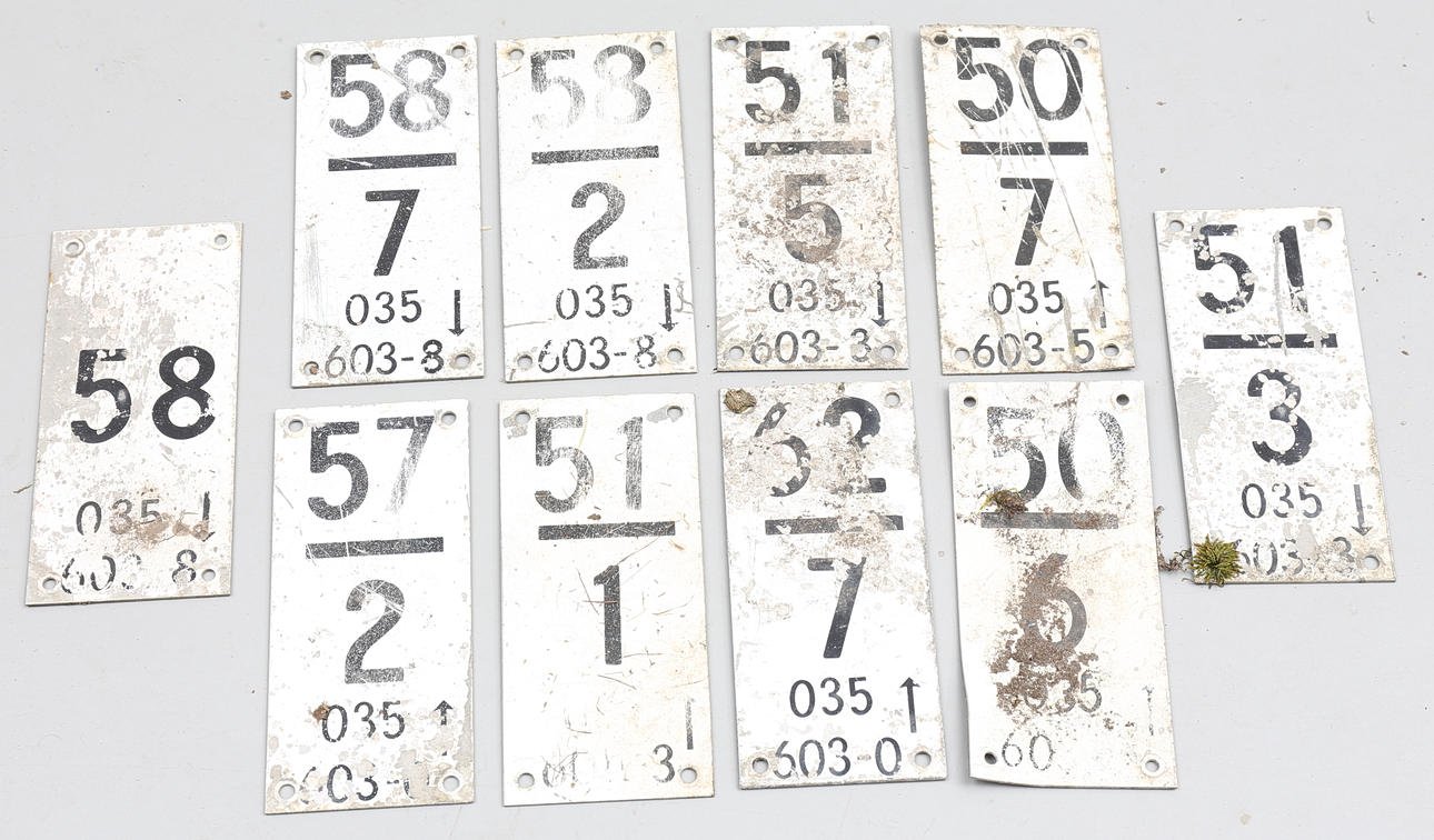 SKYLTAR, 10 st, plåt, "ko-skyltar", 1900-talets andra hälft.