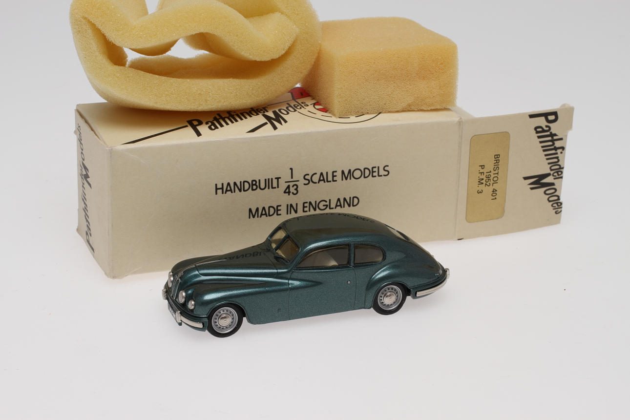 MODELLBIL PATHFINDER GRÖNMETALLIC i ORIGINALKARTONG.