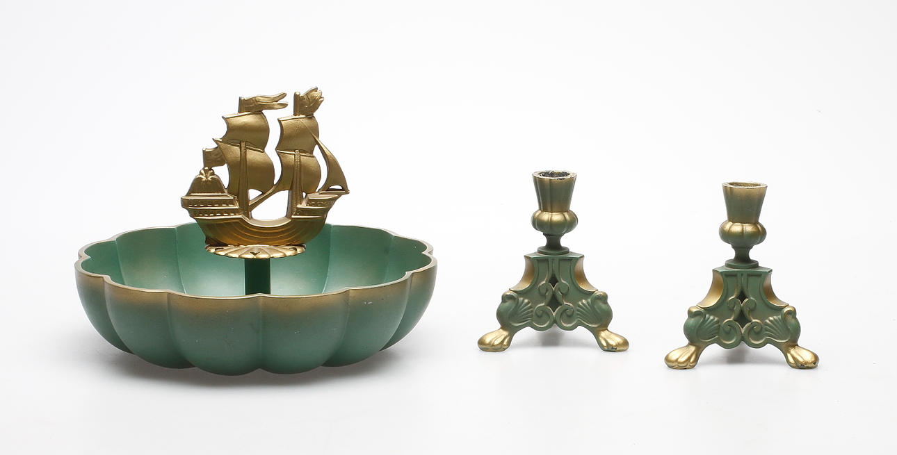 BORDSUPPSATS samt LJUSSTAKAR, ett par, Stjärnmetall, Ystad, 1920-tal.