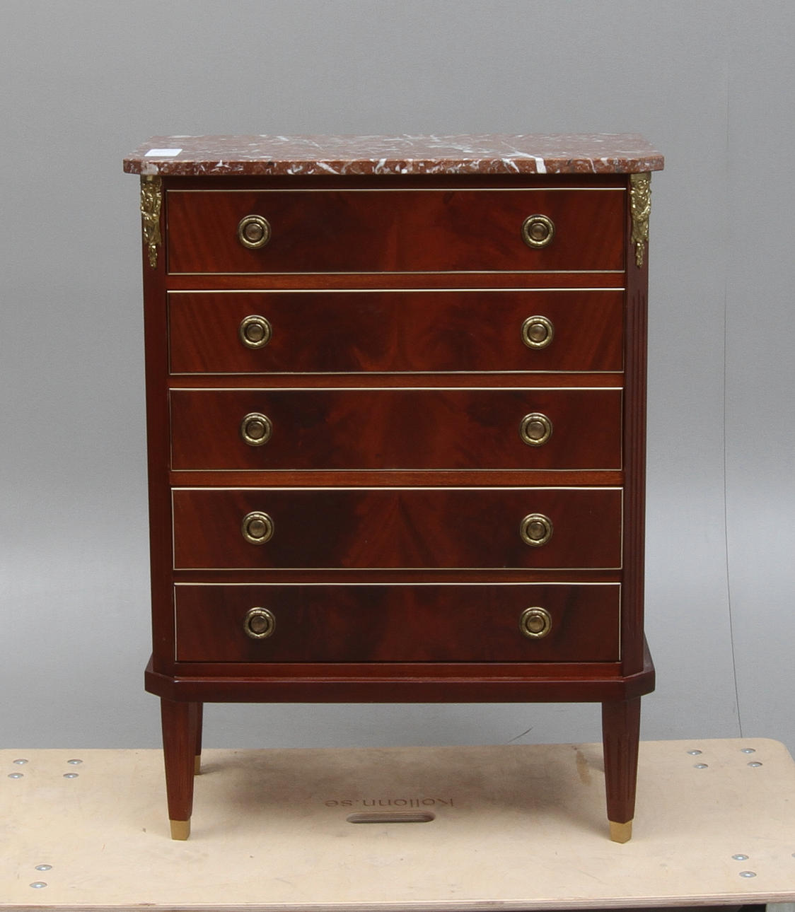 BYRÅ, med stenskiva, gustaviansk stil, 1900-tal.