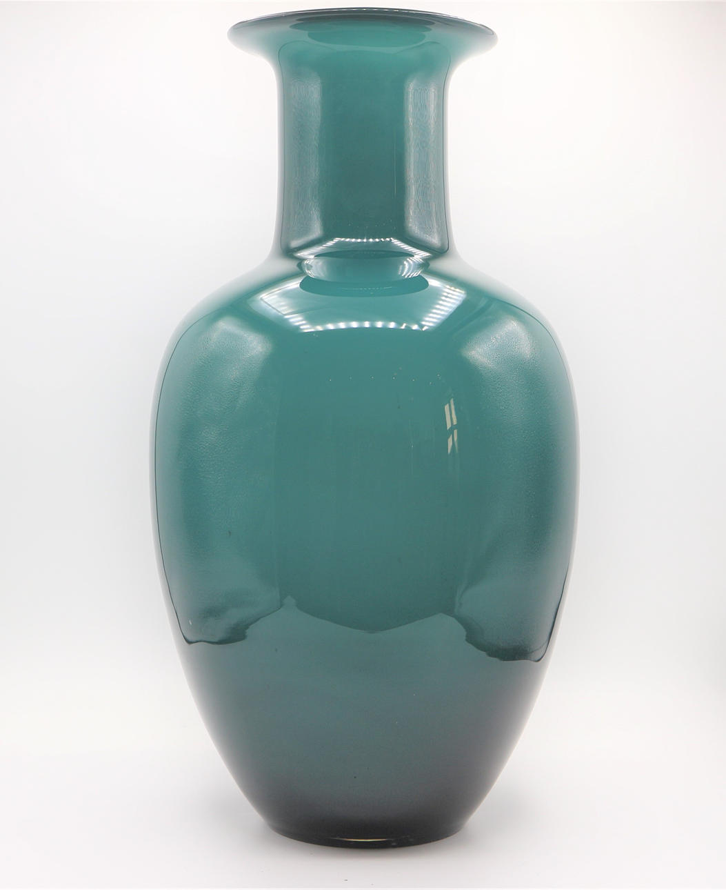 MURANO OPALINE GLASVAS MED GRÖNT ÖVERLÄGG.