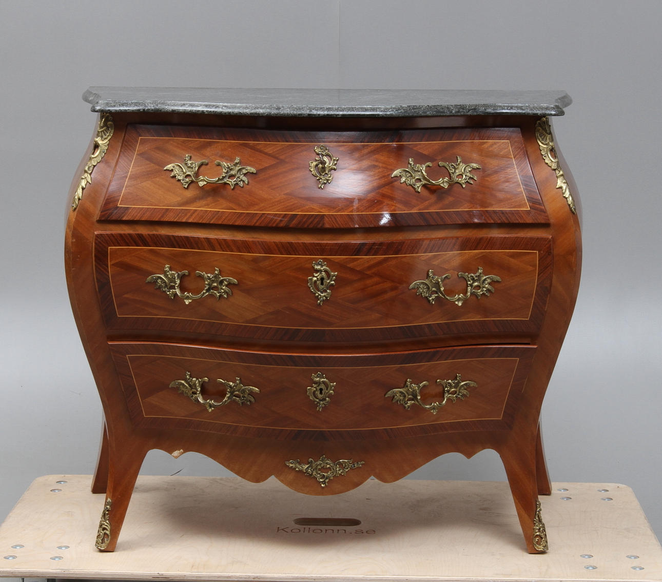 BYRÅ, med stenskiva, rokokostil, 1900-tal.