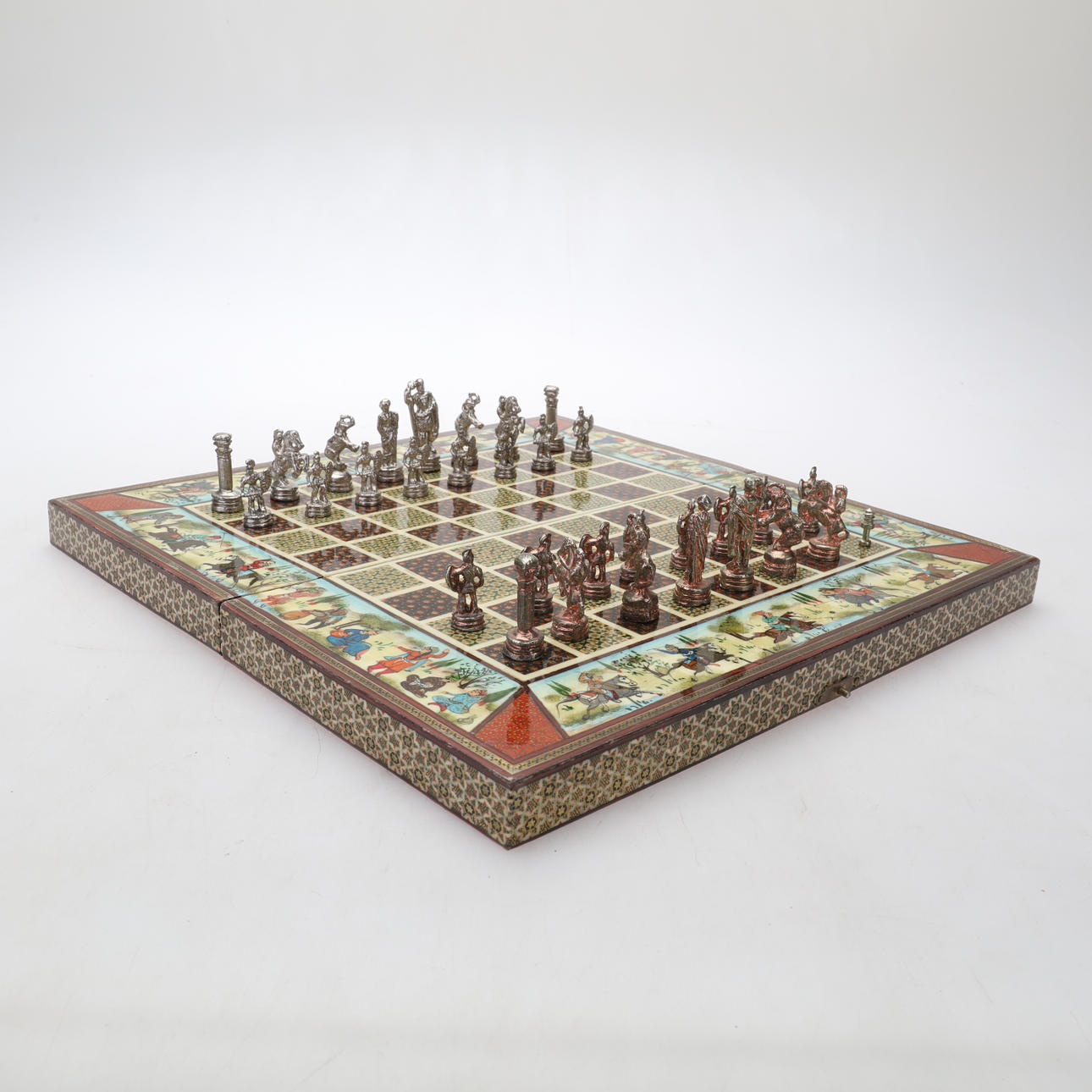 SCHACKBRÄDE, med pjäser i metall.