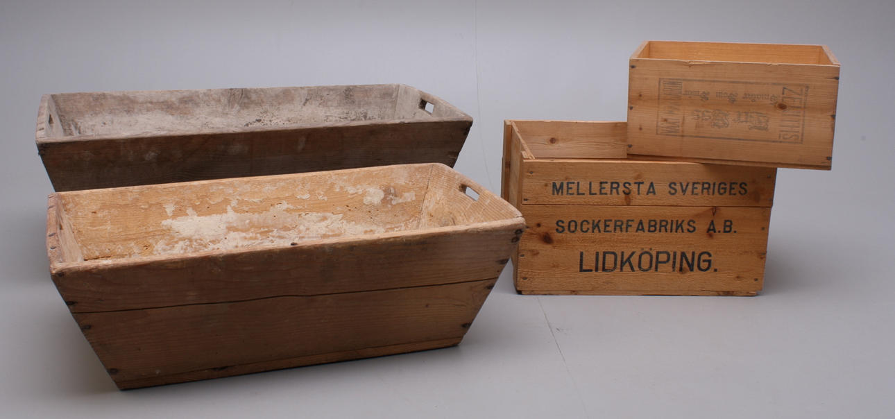 TRÄTRÅG, 2 st, allmoge + TRÄLÅDOR, 2 st.