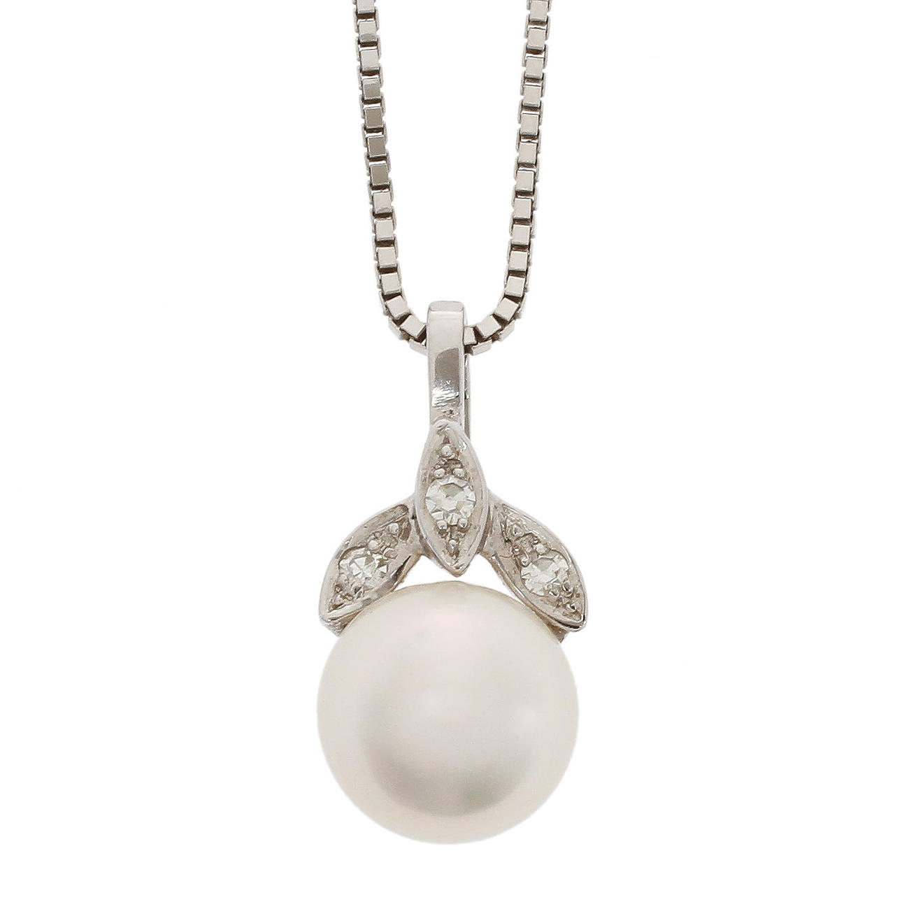 HALSBAND, 18k vitguld med pärla samt 3 diamanter, totalt ca 0,03ct.